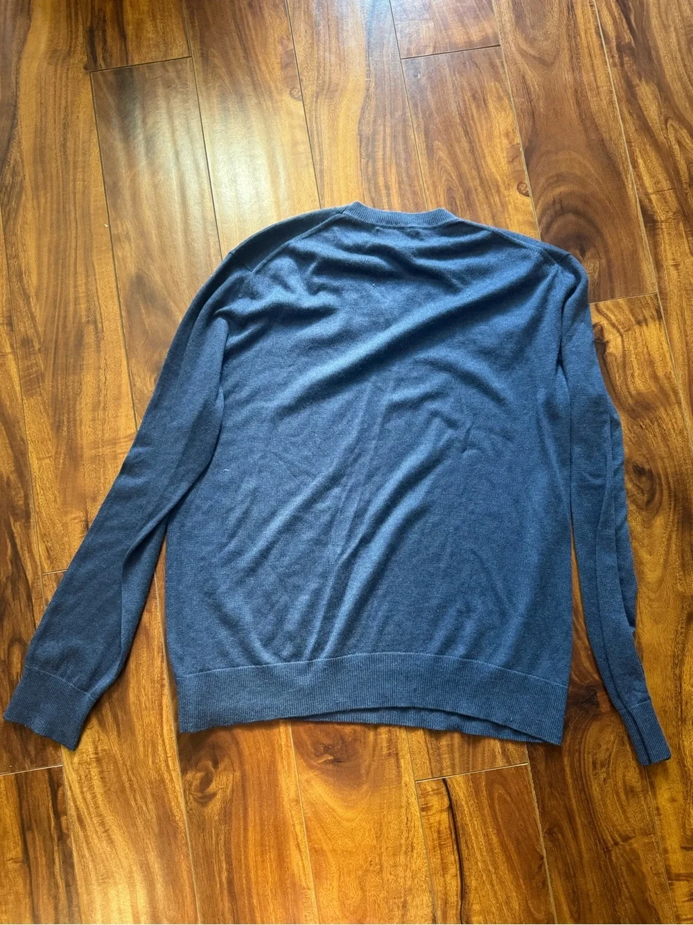 Banana Republic Men’s V-Neck Cashmere-Sweater